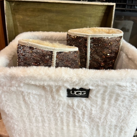 Bronze Ugg sequins boots with fuzzy box - Picture 11 of 12